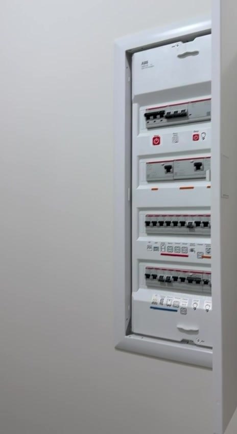 Встроенный электрощит в стене на нашем объекте: автоматы в четыре ряда с подписанными группами