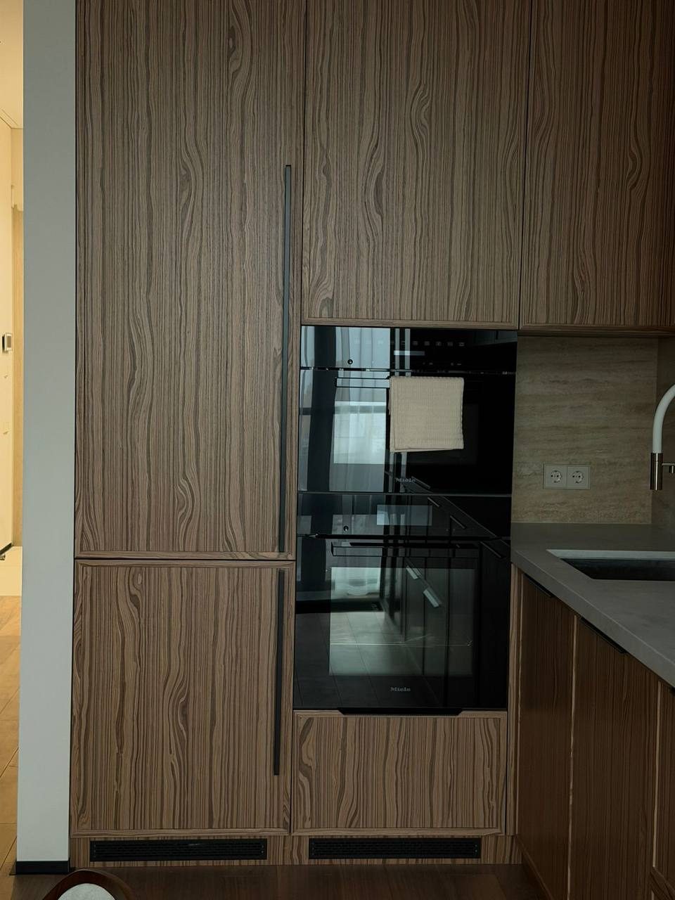 Кухонная колонна с фасадами под орех и встроенной техникой Miele